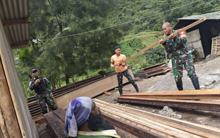 Babinsa Koramil Tembagapura Bantu Perbaiki Rumah Warga