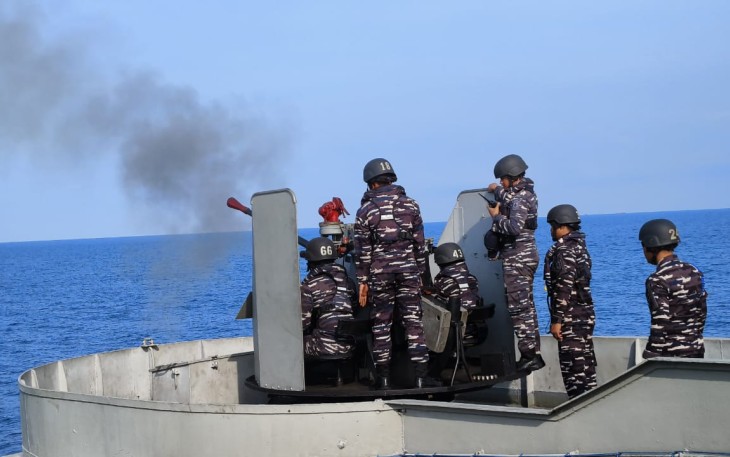 Prajurit KRI Teluk Amboina-503 Laksanakan Latihan Penembakan Meriam di Laut Jawa 