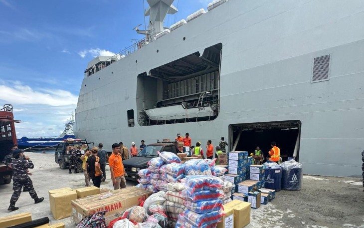 KRI Semarang-594 Salurkan Bantuan Kemanusiaan Untuk Korban Banjir 