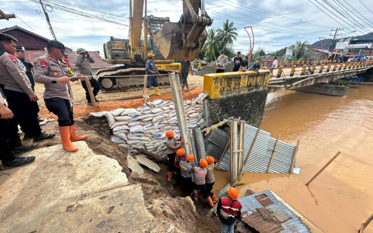 Kolaborasi Polri dan Masyarakat Sukses Pulihkan Jembatan Pandan Tapanuli Tengah