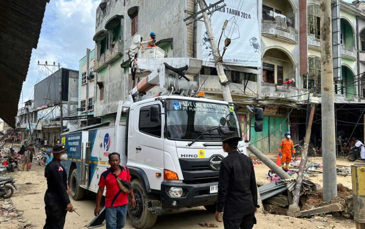 Personel Brimob Kawal Penormalan Listrik di Aceh Tamiang