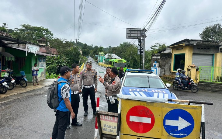 Tim gabungan dari Satlantas dan DPUPR Karanganyar melakukan inspeksi pengecekan jalan serta identifikasi potensi titik-titik rawan kemacetan di jalur wisata Ngargoyoso, Selasa (9/12/2025)