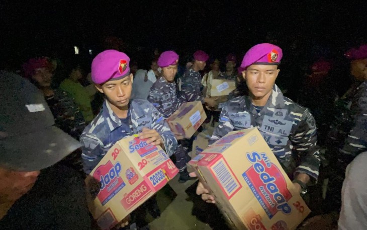 Prajurit TNI AL Salurkan Bantuan Kemanusiaan di Aceh Tamiang 