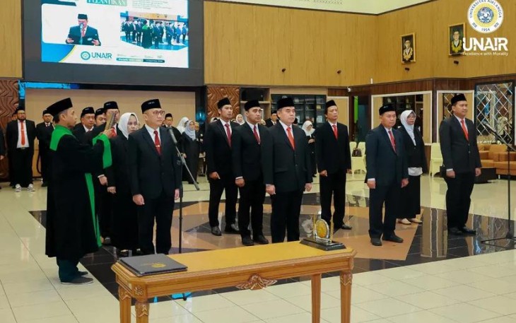 Pelantikan pengurus LPT UNAIR di gedung Rektorat Kampus C UNAIR, Surabaya, Jum'at (12/12)