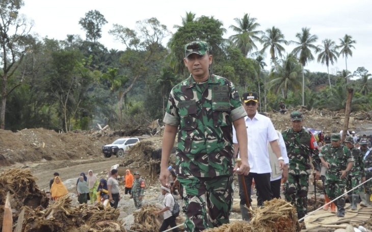 Pangdam I/BB Didampingi Danrem 023/KS Tinjau Lokasi Bencana Banjir Bandang dan Tanah Longsor di Desa Garoga
