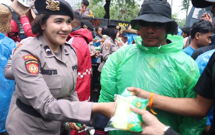 Aksi Polwan bagikan kue dan air mineral di Silang Selatan Monas