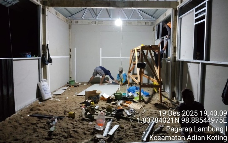 Rumah contoh hunian sementara (huntara) di Desa Sibalanga, Kecamatan Adian Koting, Kabupaten Tapanuli Utara, menjadi acuan pembangunan hunian yang aman, layak, dan tangguh bencana bagi masyarakat terdampak, sekaligus menghadirkan harapan baru dalam proses pemulihan pascabencana, Jumat (19/12). Sumber BNPB