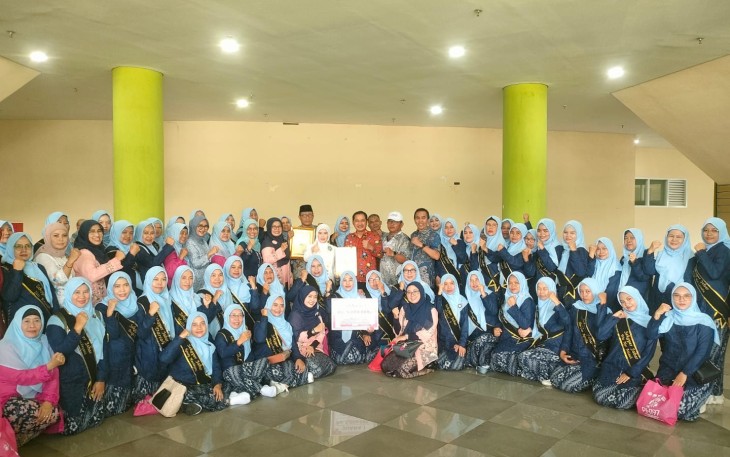 Wakil Wali Kota Depok Chandra Rahmansyah foto bersama juara Kota Terbaik Pembina P2WKSS 2025, Bandung, Selasa (23/12) 