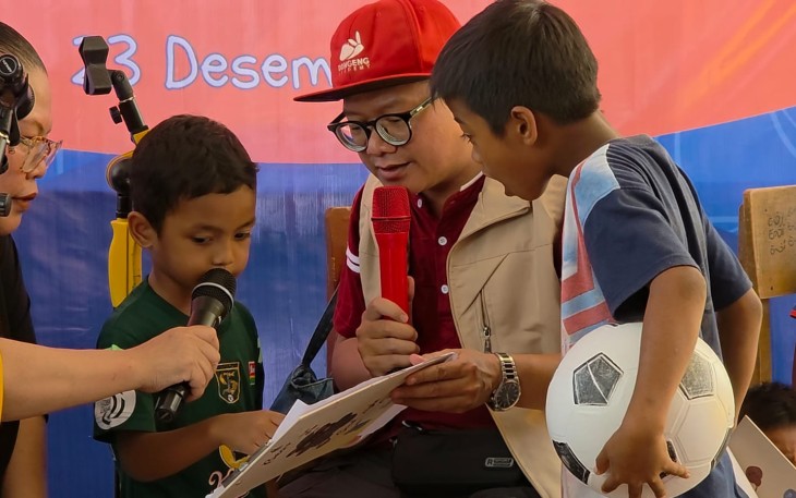 BNPB bersama relawan dari Talenta Svara Berta dan Komunitas Dongeng Academy menggelar kegiatan _trauma healing_ untuk masyarakat dan anak-anak yang mengungsi di SDN 05 Kayu Pasak, Kecamatan Palembaian, Kabupaten Agam, Selasa (23/12).