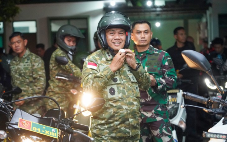Pangdam XIII Merdeka, Mayjen TNI Mirza Agus saat akan melaksanakan Patroli di malam perayaan Natal 25 Desember 2025
