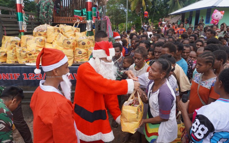 Satgas Yonif 123/Rajawali Tebar Kasih Natal di Pelosok Papua, Bagikan 1409 Paket Sembako