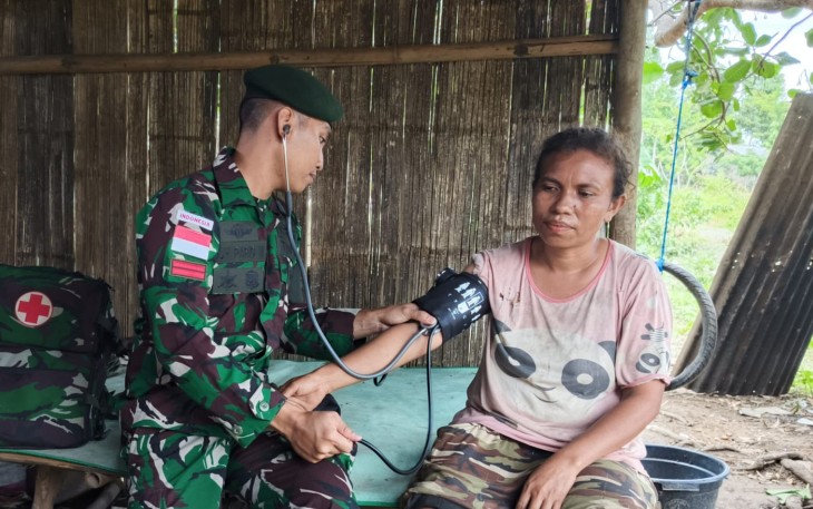 Jaga Kesehatan Masyarakat Perbatasan, Satgas Pamtas Gelar Yankes Door to Door