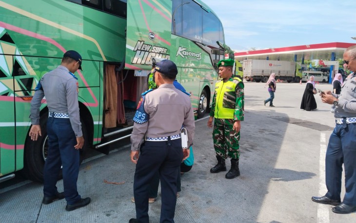 Jaga Kenyamanan dan Keamanan Selama Nataru, Babinsa Ngawi dan Instansi Terkait Amankan Kawasan Rest Area 575 Ngawi