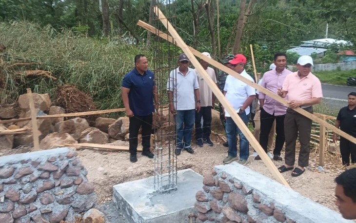 Dandim 1310/Bitung Kemeja Biru saat mendampingi Pangdam XIII Merdeka dalam peninjauan pembangunan Koperasi Desa Kelurahan Merah Putih (KDKMP) yang berada di desa Talawaan dan Desa Marinsow Kabupaten Minahasa Utara