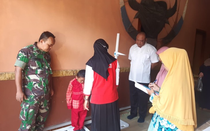 Babinsa Desa Bagi Dampingi Posyandu dan Edukasi Orang Tua Cegah Stunting