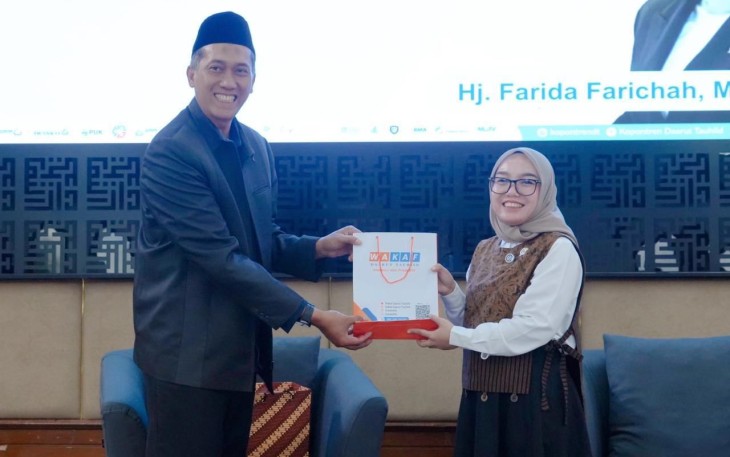 Wakil Menteri Koperasi (Wamenkop) Farida Farichah dalam kegiatan Kunjungan ke SPPG Ponpes Daarut Tauhiid di Bandung, Jawa Barat (Jabar), Selasa (30/12/2025)