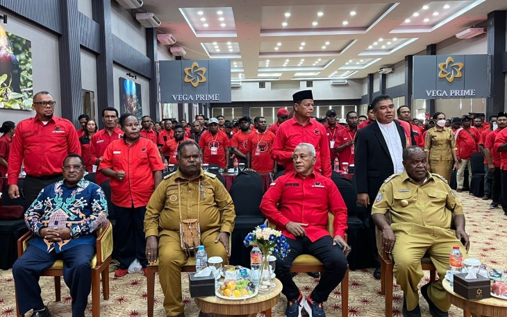 Ketua DPP PDI Perjuangan bidang kehormatan, Komarudin Watubun membuka Konferensi Daerah (Konferda) PDI Perjuangan Provinsi Papua Barat Daya 