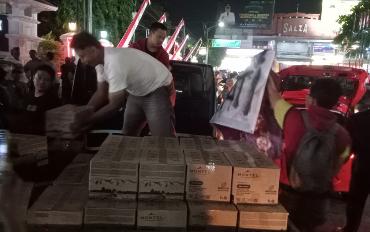 Donatur masih berdatangan di Posko Masyarakat Pati Bersatu  untuk memberikan dukungan 