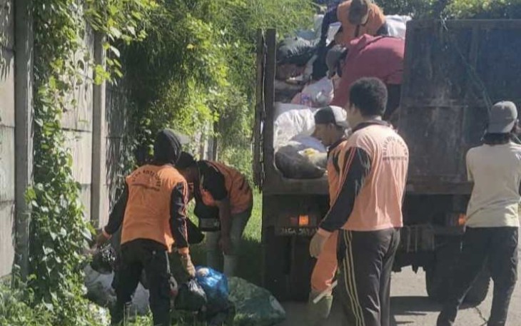 DLHK Kota Depok saat angkut sampah di jalan Dongkal Kelurahan Sukatani, Kecamatan Tapos, Rabu (5/2)