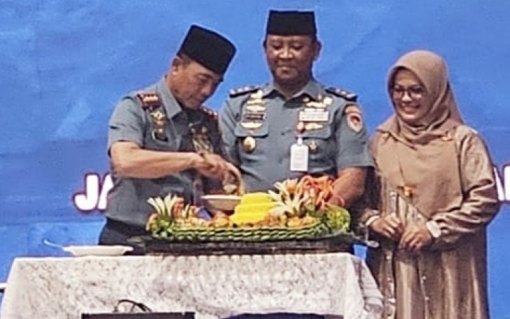 Pangkoarmada RI Laksmana Madya TNI Denih Hendrata saat potong tumpeng tasyakuran, Senin (10/2)