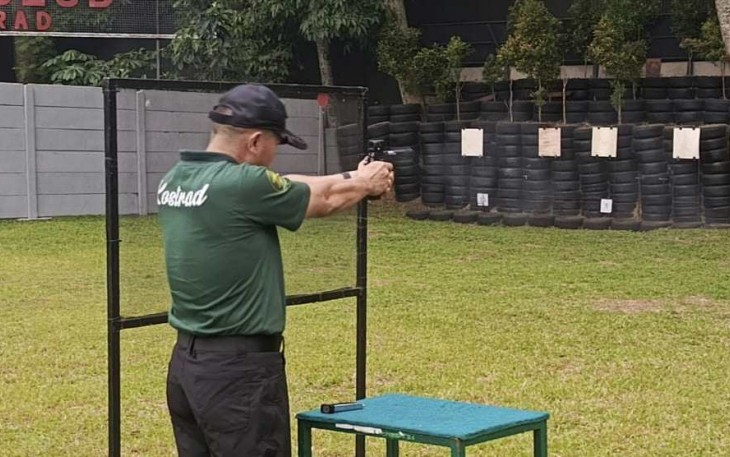 Pangdivif 1 Kostrad Mayjen TNI Novi Rubadi Sugito menembak plate secara resmi membuka turnamen menembak Pangkostrad Cup 2025, Sabtu (22/2)
