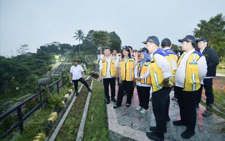Wamen PU Diana Kusumastuti saat meninjau lokasi banjir di Cisarua, Bogor, Senin (3/3)