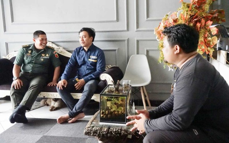 Kapenrem 081/DSJ Mayor Cpl H Eko Sudarto saat bersilaturahmi dengan awak media, Senin (10/3)