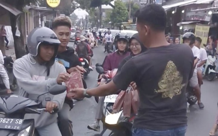 PERSOJO bagikan takjil gratis pengendara motor di Kartasura, Rabu (19/3)