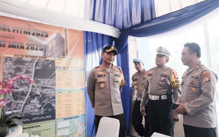 Kapolres Metro Depok, Kombes Abdul Waras saat mengunjungi Pospam Terminal Jatijajar, Rabu (26/3)