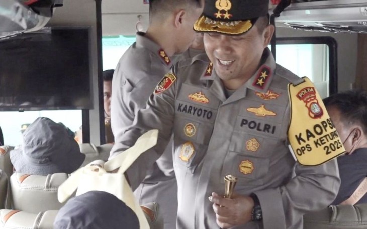 Kapolda Metro Jaya Irjen Karyoto saat berdialog dengan pemudik lebaran, Rabu (26/3)