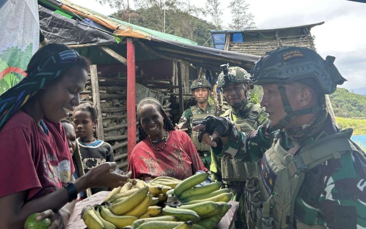 Mama-mama Kampung Geligi berjualan hasil pertaniannya