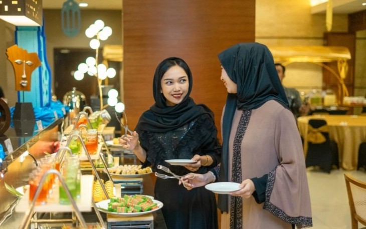 Pengunjung menikmati hidangan khas Solo Paragon Hotel & Residence 