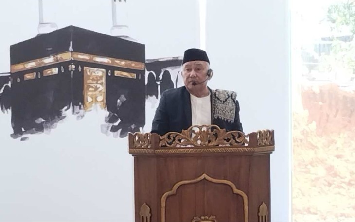 DR. K.H. Mohammad Idris, Lc., MA., saat memberikan khutbah Idul Fitri 1446 H di Masjid Agung Asy Syahid Jatijajar Kota Depok, Senin (31/3)