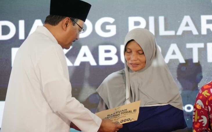 Mensos Saifullah Yusuf menyerahkan santunan kepada ahli waris korban tertimpa pohon tumbang saat salat Ied di Pemalang, Sabtu (5/4)