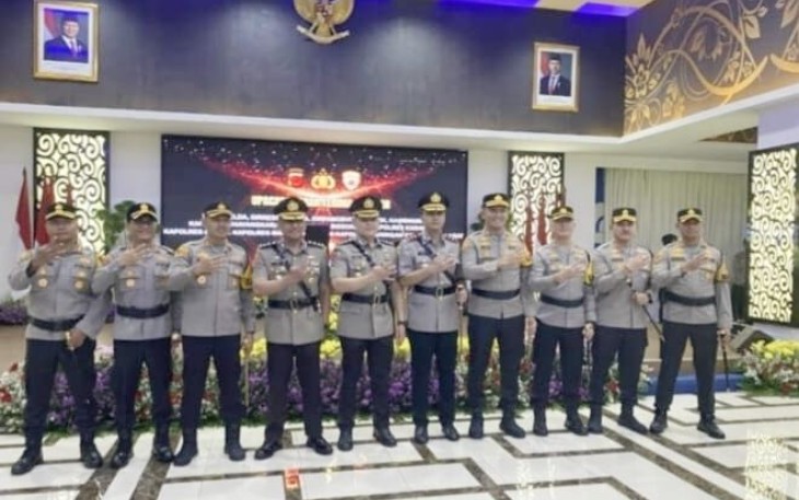 Foto bersama usai sertijab