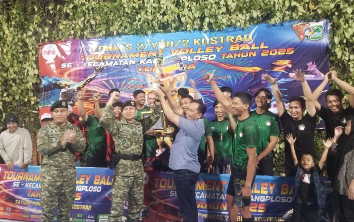 Danyonkes 2 Kostrad Letkol Ckm dr. Ucok Harianto saat mengangkat trophy juara 1 tim desa Ngijo dalam turnamen volley ball Yonkes 2 Kostrad, Sabtu (3/5) malam