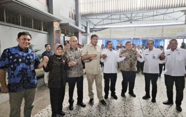 Menteri PKP Maruarar Sirait bersama IMIPAS Agus Adrianto di Lapas Cipinang, Jakarta, Rabu (7/5)