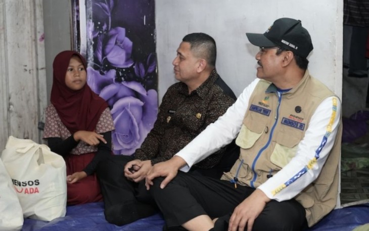 Mensos Saifullah Yusuf bersama Walikota Makassar Munafri Arifuddin mengunjungi rumah Naila di Jalan Pandang 4, Kecamatan Panakkukang, Kota Makassar, Kamis (8/5)