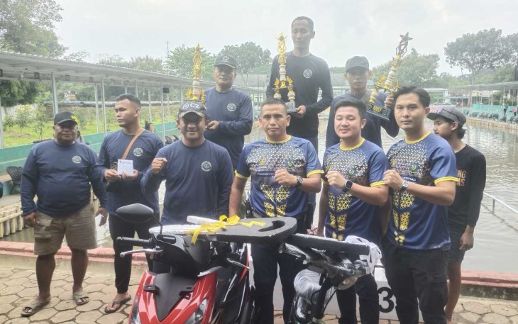 Asintel Divif 2 Kostrad Kolonel Inf Setyo Budiyono foto bersama dengan pemenang lomba, Sabtu (10/5)