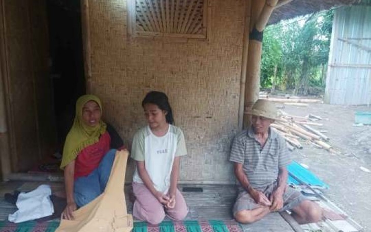 Keluarga calon siswa Sekolah Rakyat, Novatul Alfatiha, di Kuripan, Lombok Barat, NTB