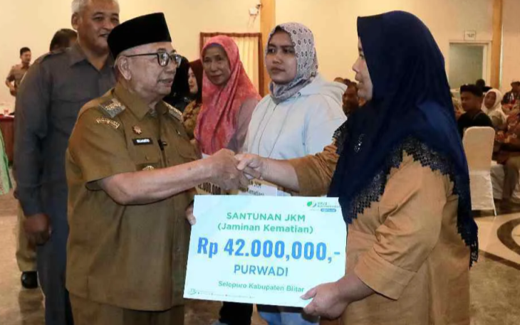 Bupati Blitar Rijanto Secara Simbolis Serahkan Santunan JKM ke Penerima Manfaat (Foto : Ist.)