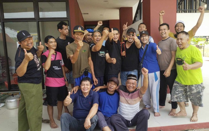 Ustadz Andi Syaifulloh (duduk/tengah kaos biru) foto bersama panitia qurban usai penyembelihan di Masjid Jami' Asy-Syahid Kota Depok, Sabtu (7/6)