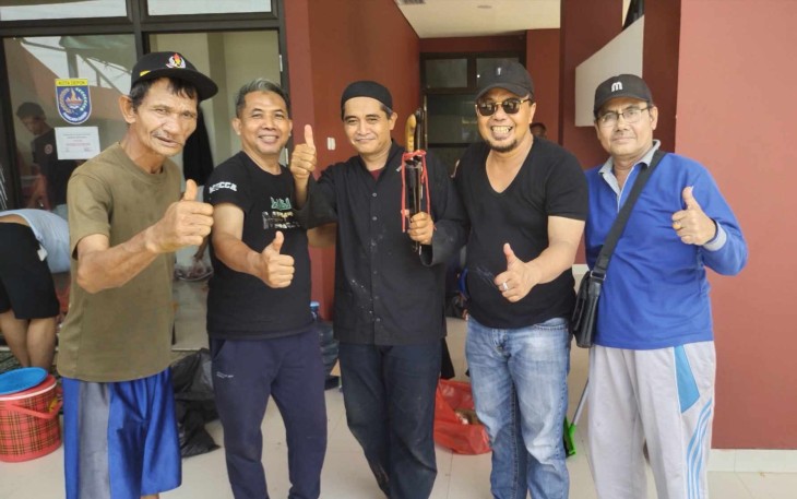 Ketua panitia qurban Masjid Jami' Asy-Syahid, Adjie (kedua dari kanan) foto bersama usai pemotongan hewan qurban, Sabtu (7/6)