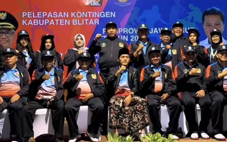 Ketua DPRD Kabupaten Blitar Supriadi (dua dari kiri) Bersama Forkopimda, Ulama dan Kontingen Sebelum Berangkat ke Porprov Jatim 2025