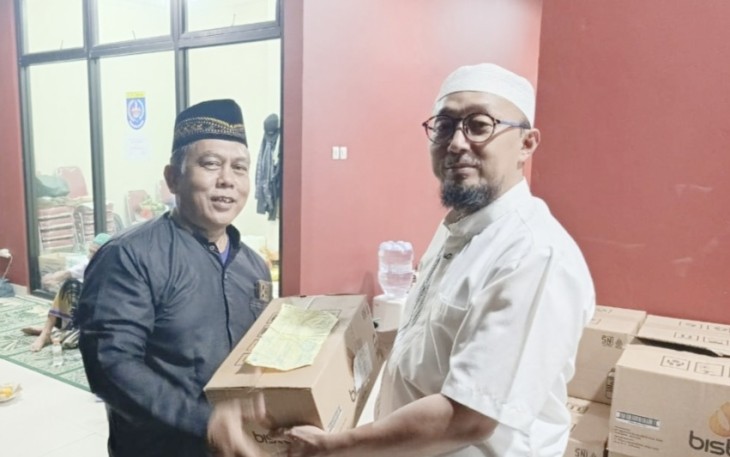Sekertaris Panpel 1 Muharram 1447 H, Nana Suarna (kiri-Red) menerima donasi air mineral Bisto, Kamis (26/6)