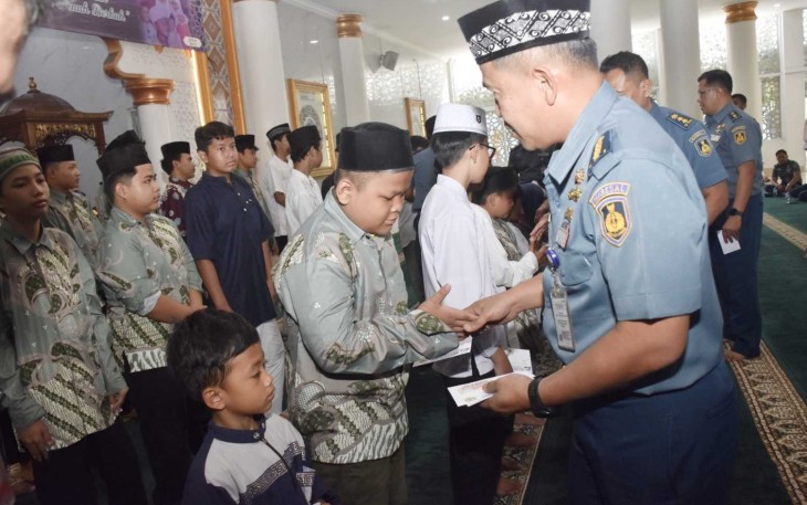 Santunan anak yatim piatu dan dhuafa di Dislitbangal, Jakarta, Kamis (10/7)