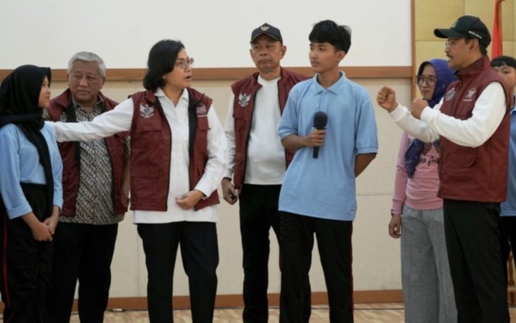 Menkeu Sri Mulyani berdialog dengan siswa Sekolah Rakyat Menengah Atas 10 Jakarta Selatan, Sabtu (9/8)