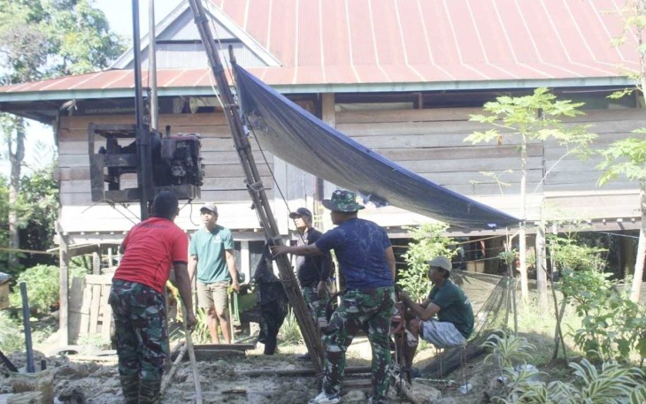 Pembuatan sumur bor TMMD Kodim Enrekang di desa Pekalobean 