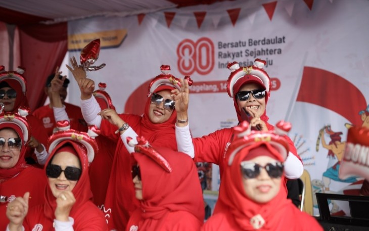 Nyanyi bersama para nasabah Bank Mandiri Taspen Magelang