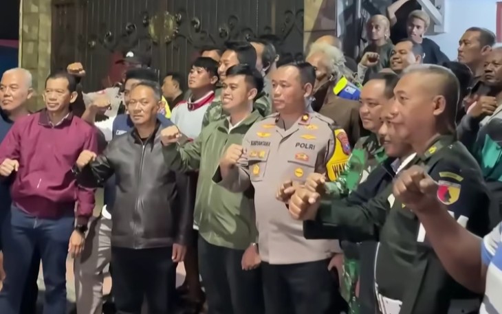 Walikota Blitar Syauqul Muhibbin (jaket hijau) bersama Forkopimda Di Sela-sela Patroli Keamanan Antisipasi Aksi Anarkisme dari Massa Perusuh (Foto : Klikwarta.com)